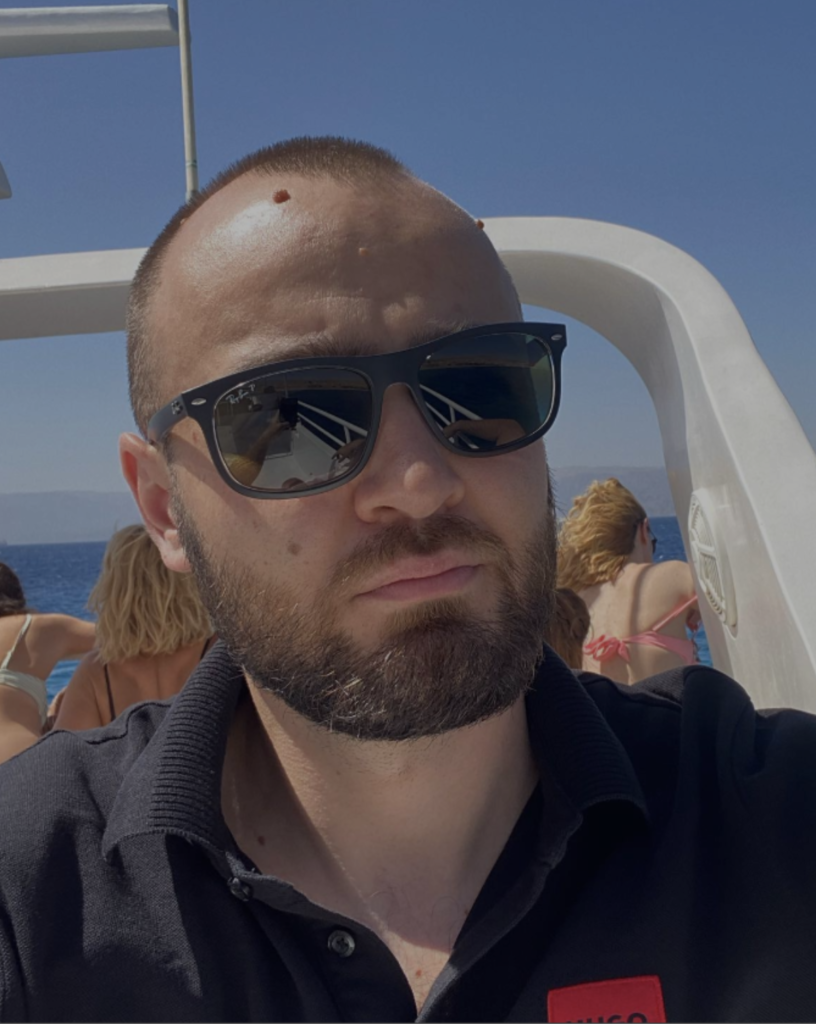 George Cosmin Burlacu, antreprenor român de succes și expert în inteligență artificială, pozat pe un iaht în largul mării. Fondator Dragonii, Vanguard Prestige și xPremio, autor al cărților „The Path of Winning Life” și „The Upgraded Human”, reprezentând echilibrul între inovație AI, dezvoltare personală și stil de viață premium.